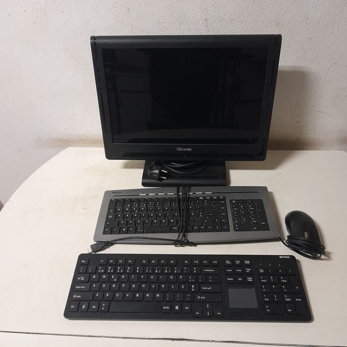 Monitor de computador + 2 teclados + rato