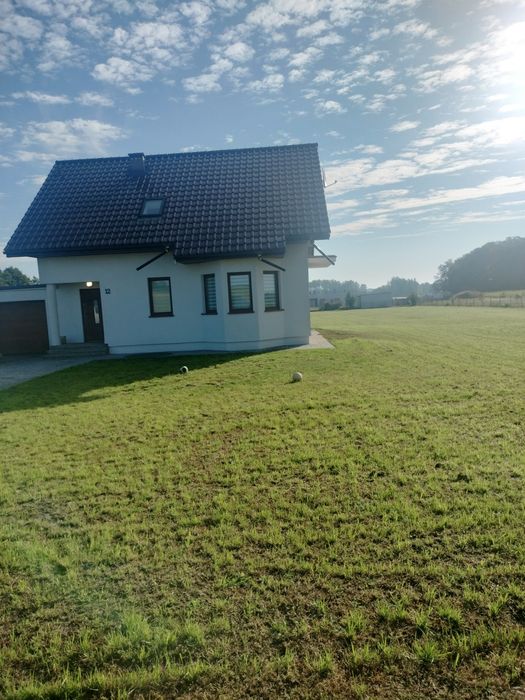 Wolnostojący dom z garażem i dużą działką.