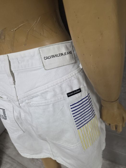 Calvin Klein biała spódnica jeansowa z napisami rozmiar 29