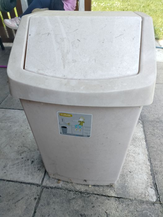 Kosz na śmieci Curver 50 l uchylny