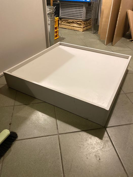 Podest sklepowy pod kosze i wystawki