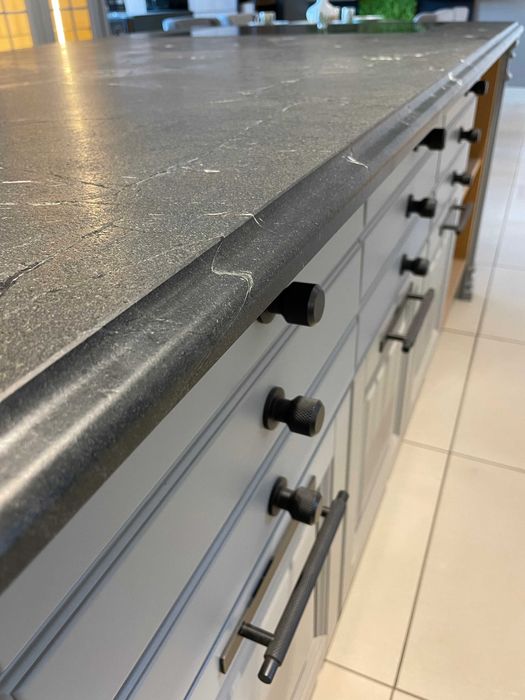 Kuchnia tradyjna z ekspozycji z blatem z granitu
