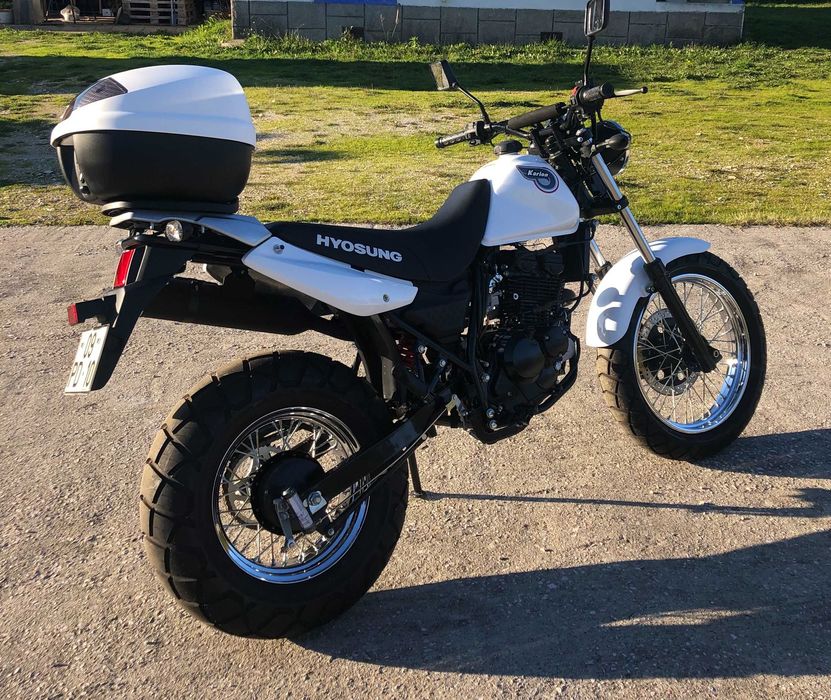 Hyosung Karion 125cc Moto, com compartimento de arrumacao traseiro