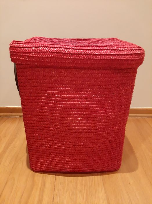 Cesto em palha vermelho