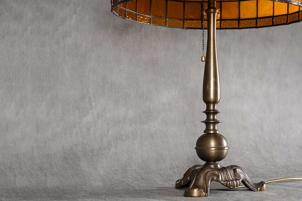 Lampa biurkowa Tiffany z mosiężną podstawą z lat 30. XX w.