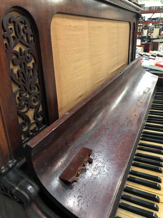 Piano Antigo em Madeira