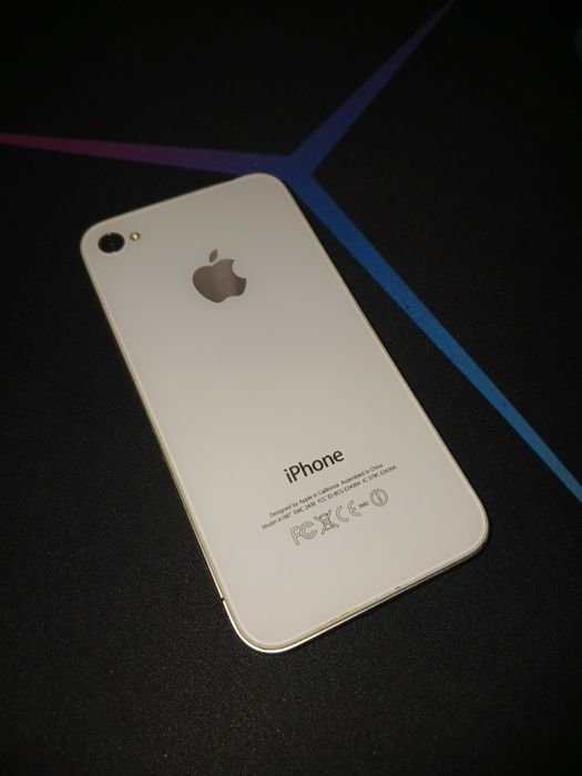 iPhone 4s на 16гб в подарунок чохол та зарядний пристрій