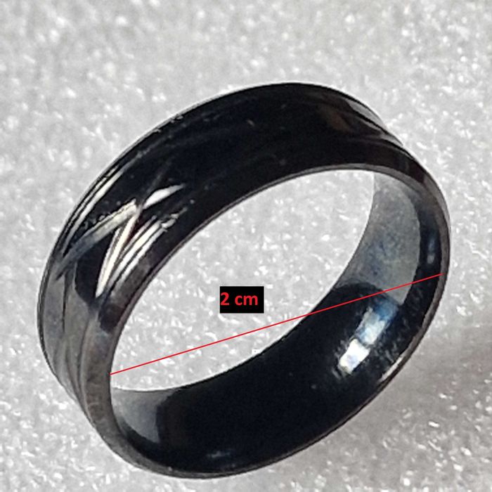 Metalowy, czarny ring obrączka pierścień z jodełkowym grawerem