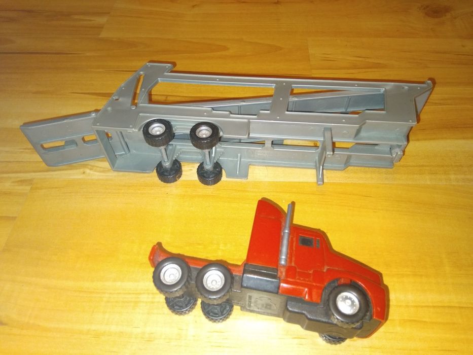 Plastikowe auto z lawetą