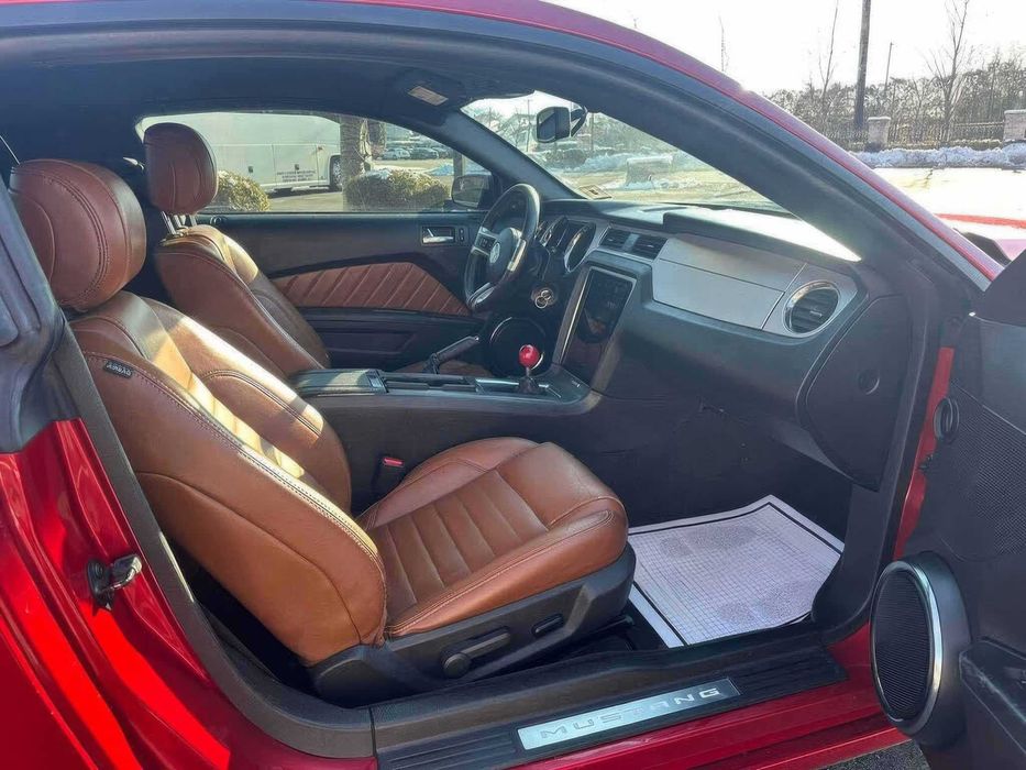 Ford Mustang V6 Premium Coupe      2013