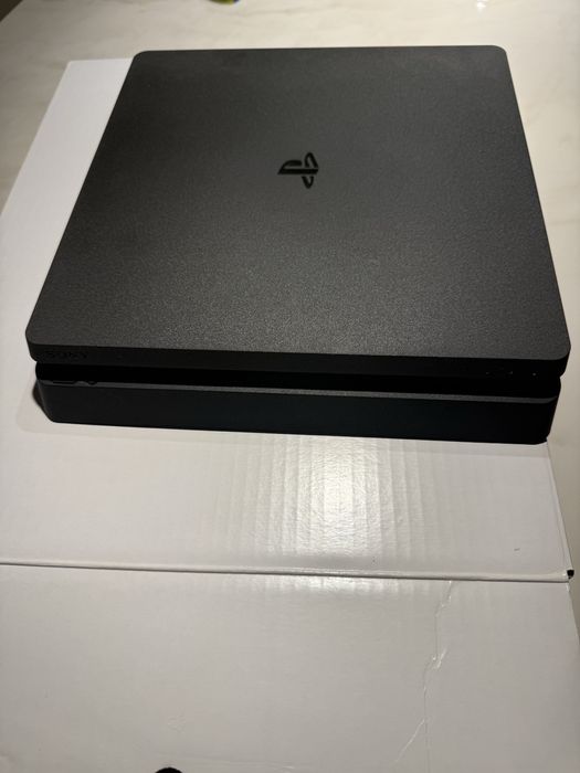 PS4 Slim 500GB + 2 Comandos + 4 Jogos