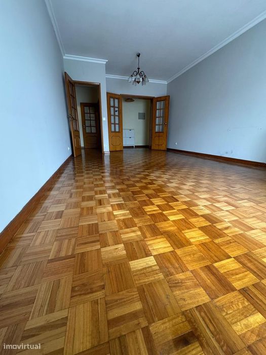 T3 com Garagem + 3 Varandas | 5 min Estação Nine