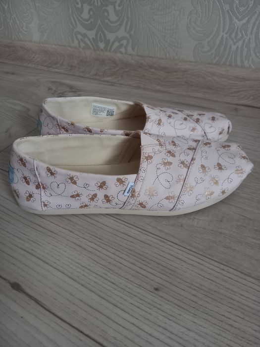 Продам слипоны TOMS