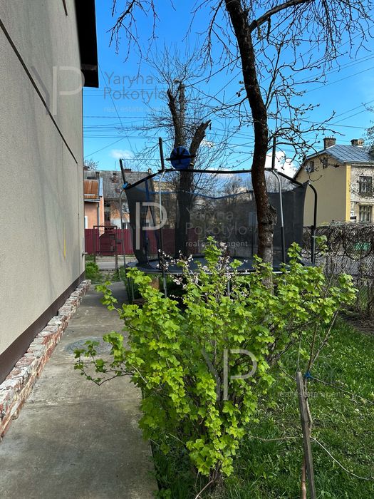 Оренда 3к квартири з власним подвірʼям та паркомісцем