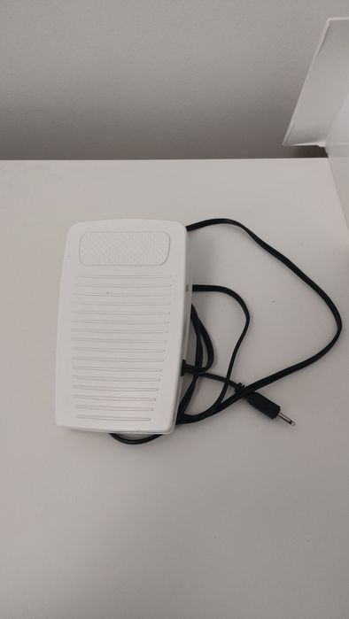 Máquina de Coser e Bordar HUSQVARNA VIKING JADE35