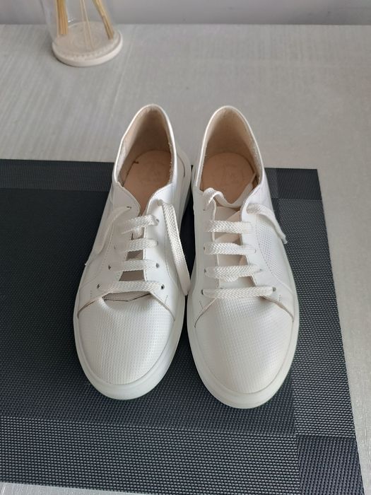 Біленькі стильні кеди.