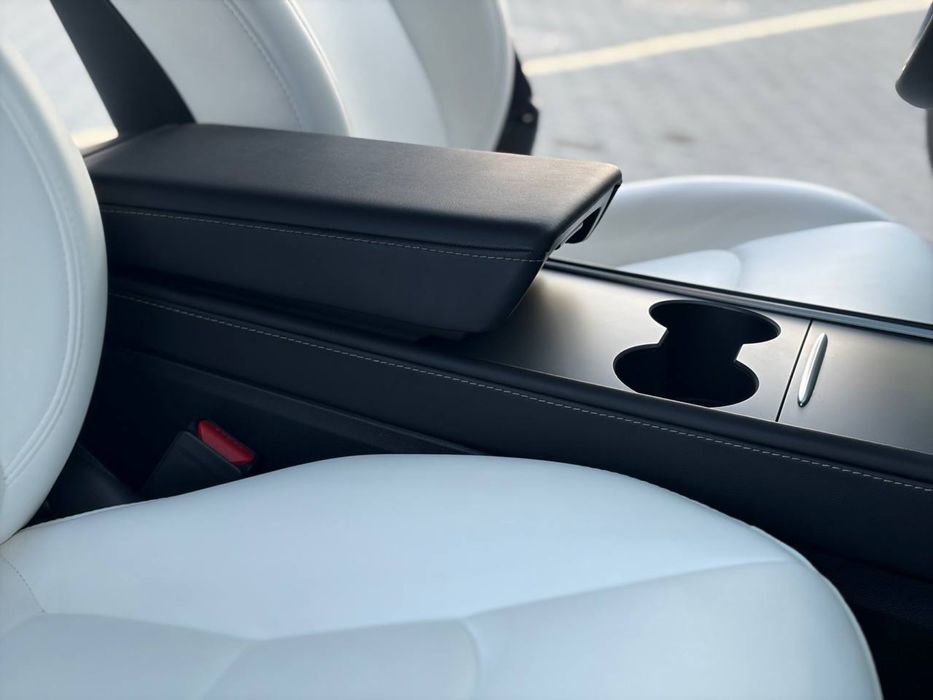 Tesla Model Y 2024 року