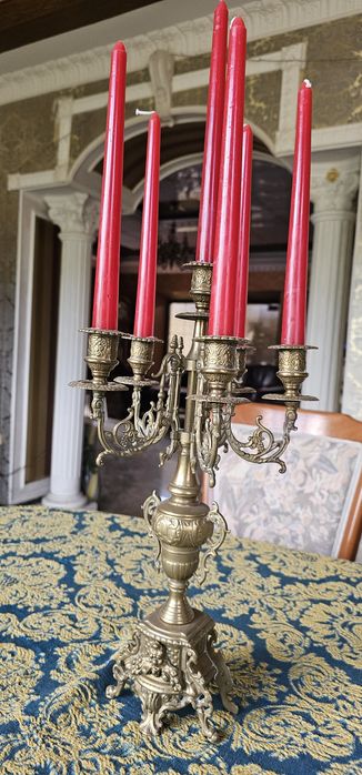 Бронзовые часы с большими канделябрами, подсвечниками