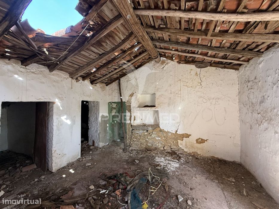 Moradia T2 para Reconstrução | Telhados Grandes – São Bento, Porto...