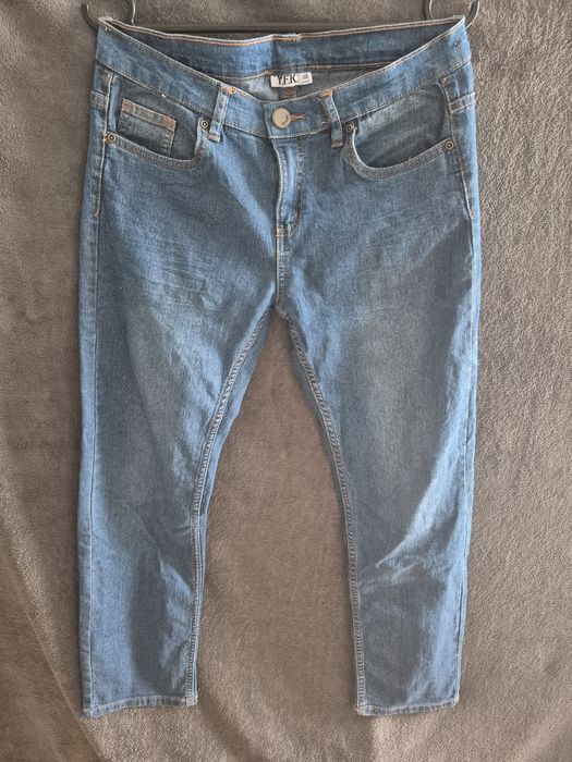 Spodnie jeansowe w rozmiarze 158 ciągnące się