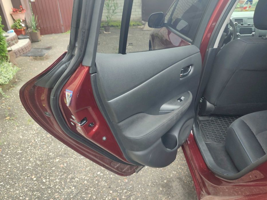 Автомобіль Nissan leaf