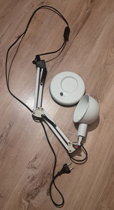 Oddam lampkę biurkową
