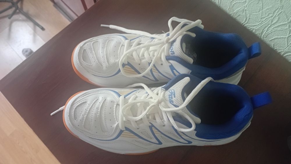 Спортивні кросівки