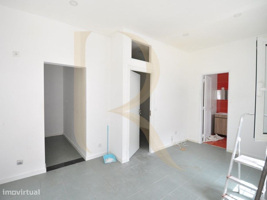 Loja transformada em Apartamento nos Foros da Amora - Seixal