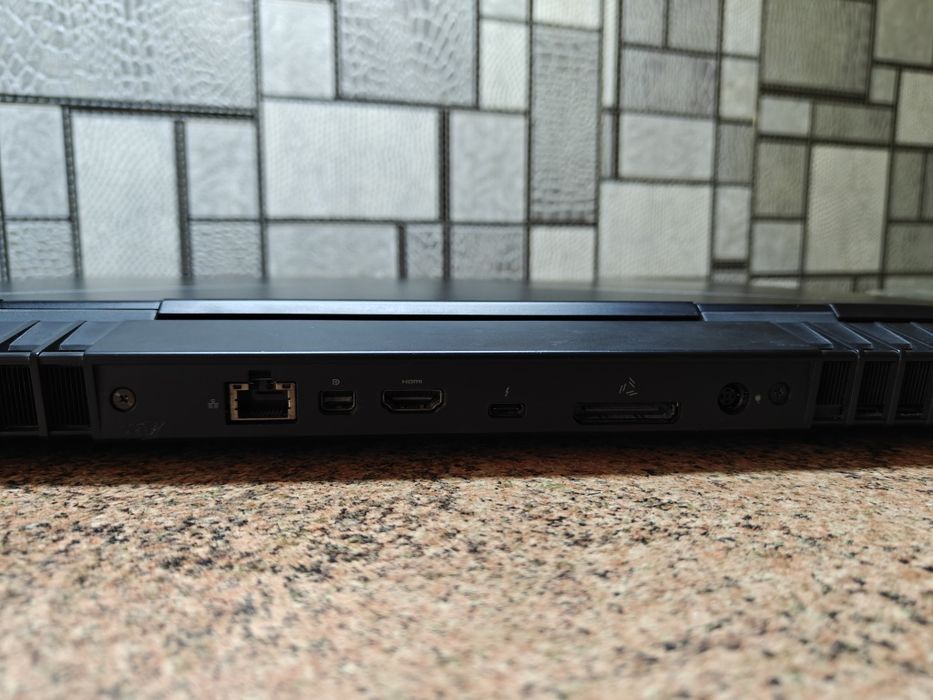 Игровой ноутбук Dell Alienware 17 R5/i7 8GEN/16GB DDR4/GTX 1070 8 GB/64GB SSD + Зарядка