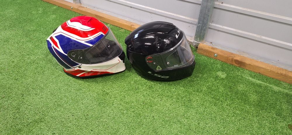 Kaski motocyklowe i stopka