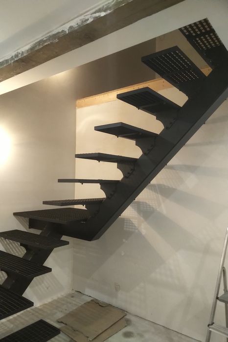 Schody samonośne metalowe