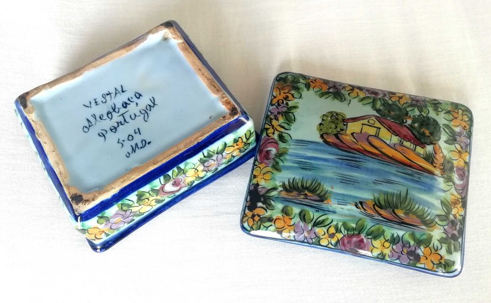 Caixa ou guarda joias antigo em faiança de Alcobaça Vestal