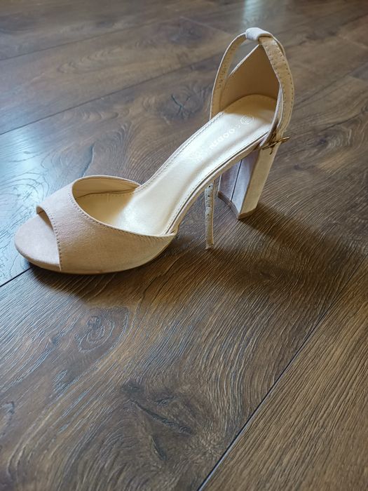 Buty na obcasie r.38 nowe bez metki