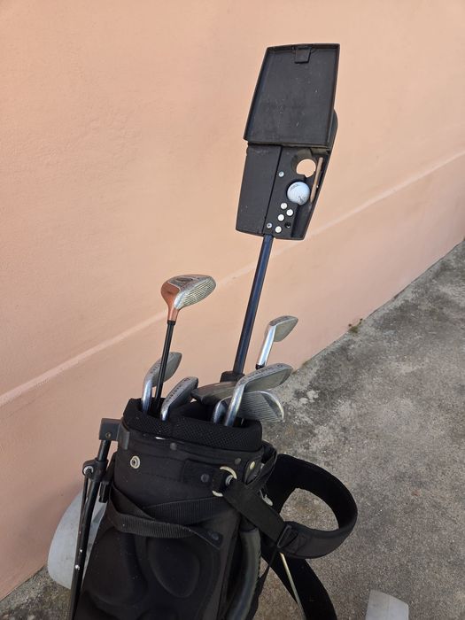 Carrinho de golf com tacos