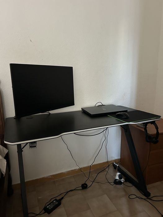 Mesa gamer e monitor