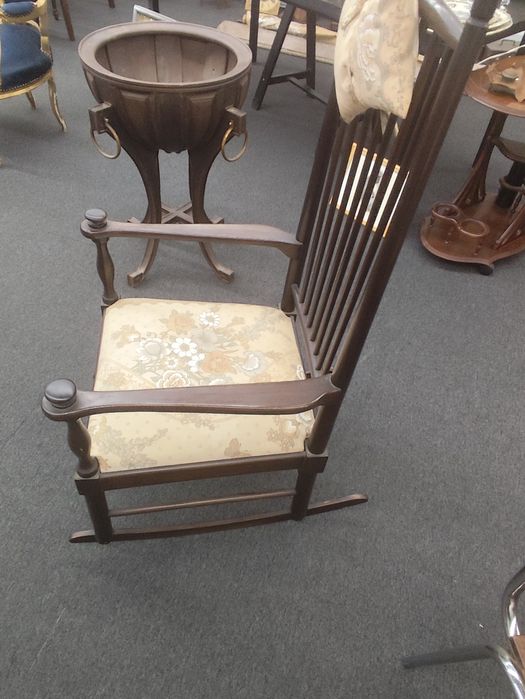 Cadeira de baloiço em madeira