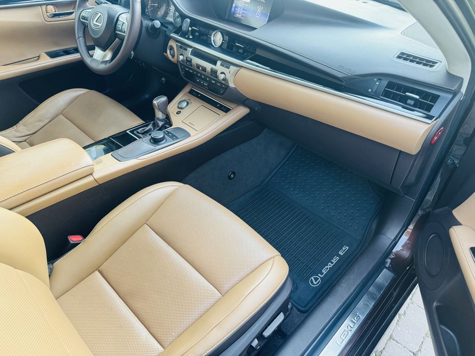 Продам Lexus ES250 2018 рік 2.5 газ/бензин АВТОМАТ після прильоту шахеда!