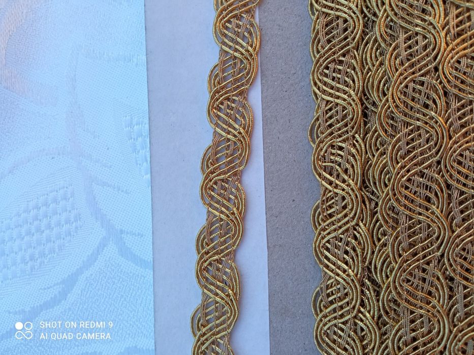 Złota taśma ozdobna.