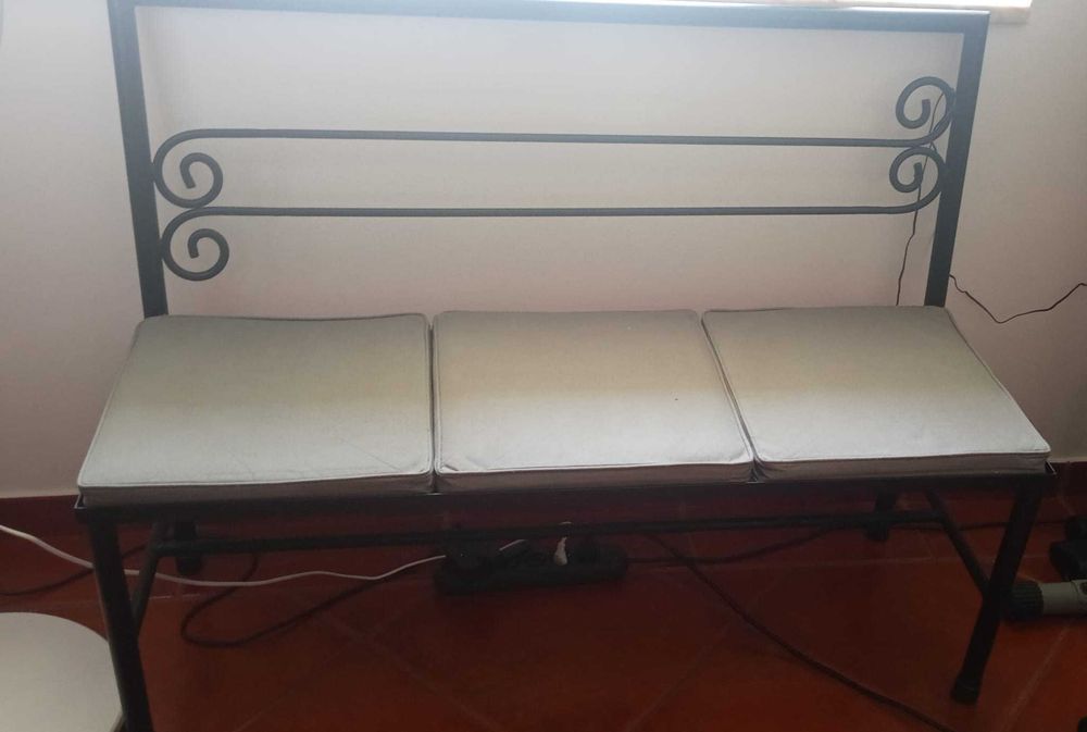 Conjunto artesanal em ferro – 6 cadeiras + 1 cadeirão/banco com almofadas