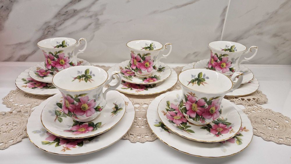 Royal Albert тріо "шипшина"