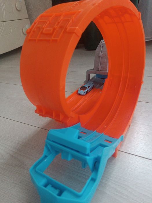 Трек Hot Wheels петля