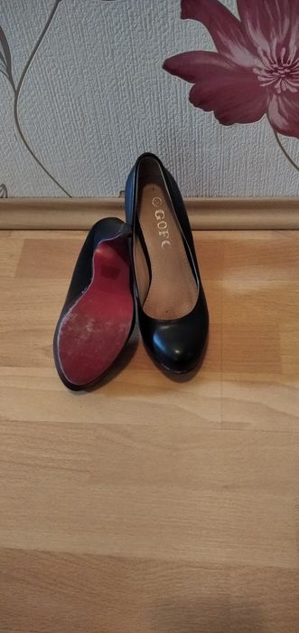 Czarne buty na szpilkach