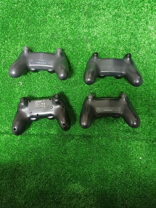 Lote de 4 comandos PS4:3X DUALSHOCK 4 ORIGINAIS +1X NACON REVOLUTION P