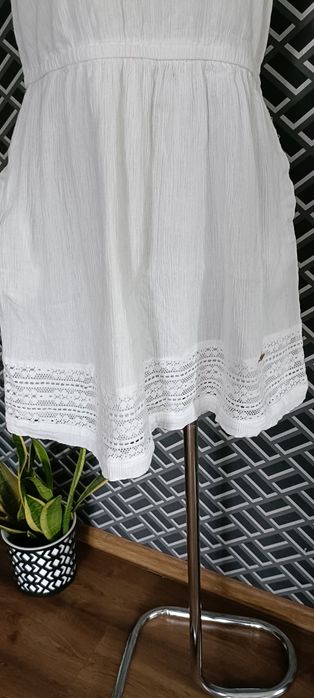 Biała sukienka boho