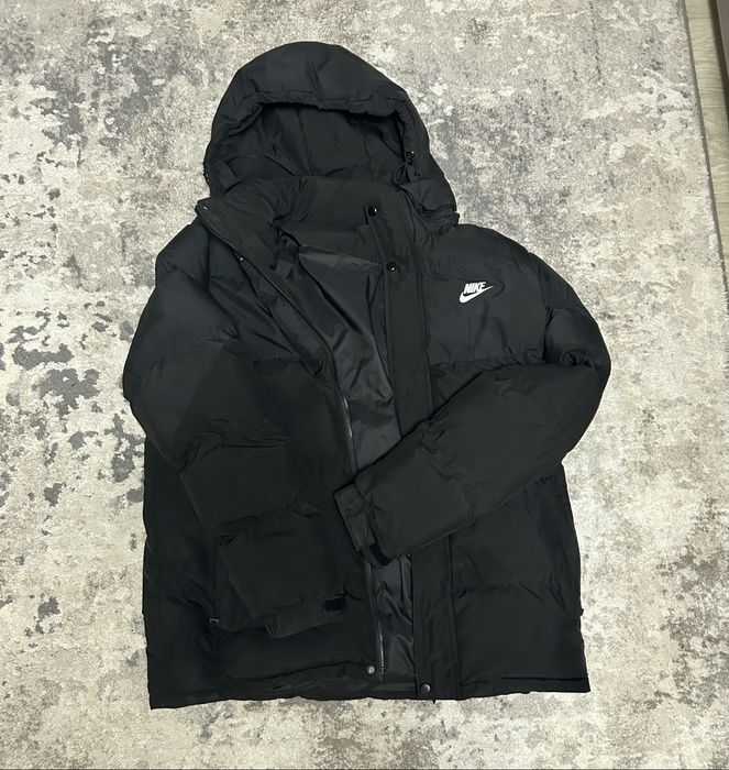 Черная куртка Nike