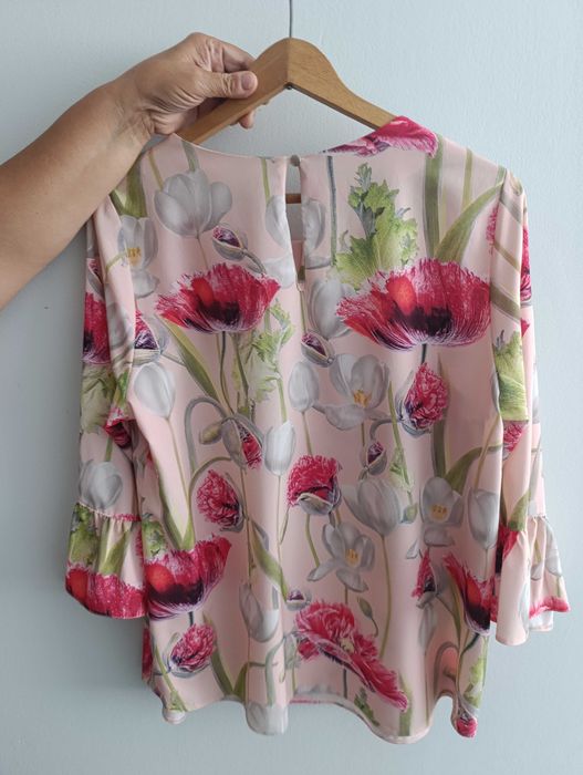 Bluzka w kwiaty z falbanami na rękawach