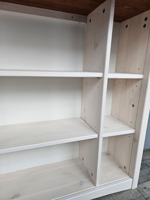 Wąski biały wiszący regał bez drzwiczek