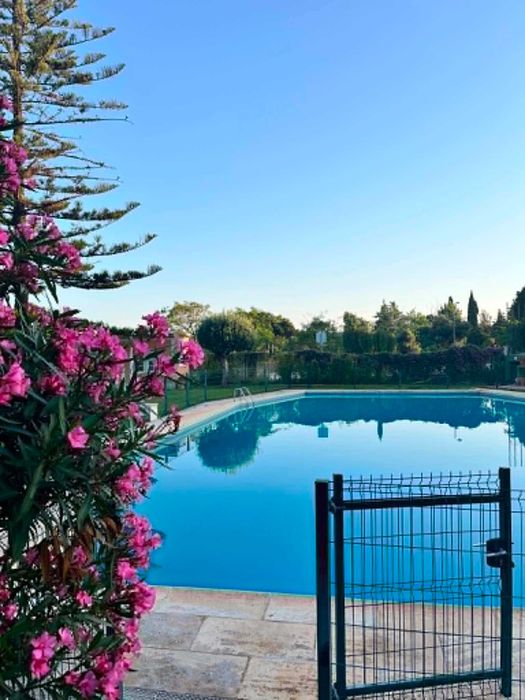 Moradia V2+1 em Vilamoura com Piscina e Estacionamento Privado