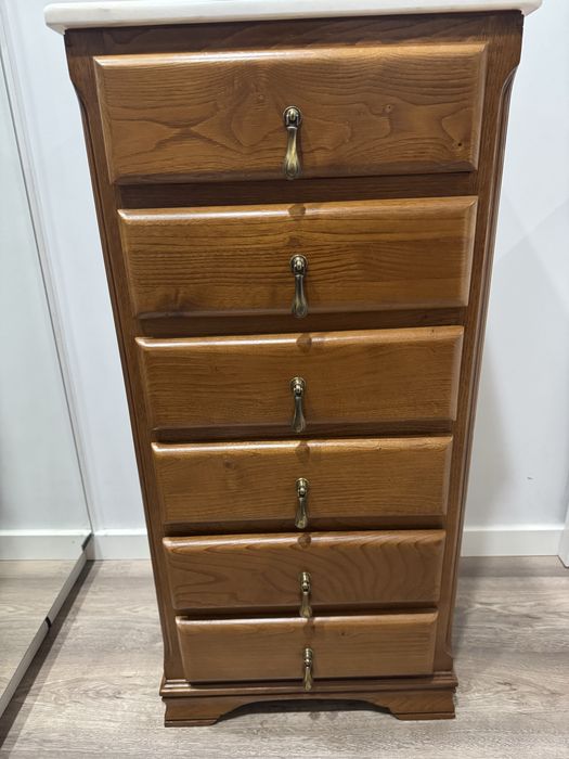 Armário de madeira maciça com mármore por cima