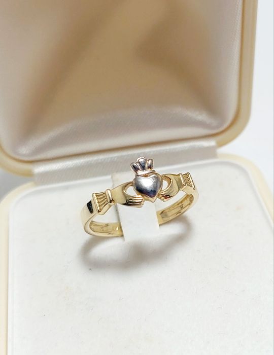 Pierścionek celtyckim symbolem claddagh 16r